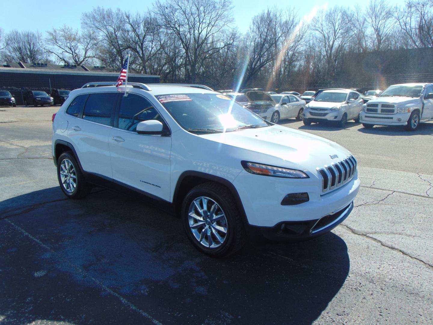 2015 White Jeep Cherokee (1C4PJMDS4FW) with an V6 3.2 Liter engine, Automatic, 9-Spd transmission, located at 2105 Dixie Hwy, Louisville, KY, 40210, (502) 772-3333, 38.220932, -85.795441 - Photo#4